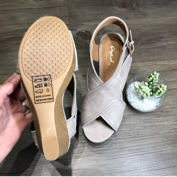 Grey quilid wedge - Picture 2 of 2